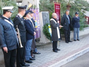 Al centro Padre Barbangelo della Parrocchia Regina Pacis di Ostia Lido e a destra Mauro Monaco Presidente Lions Club Roma Mare