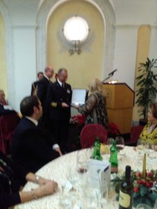 Liliana Pellegrini dona riconoscimento del L.C. Tyrrhenum all'Amm.Sq. Valter Gilardelli