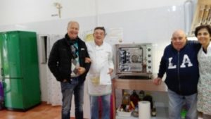 Il Presidente Gavino Floris consegna il forno ai volontari della Mensa dei Poveri 