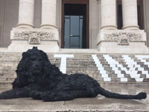 Roma, Galleria Nazionale d'Arte Moderna, Una delle sculture di Davide Rivalta allestite sulla scalinata